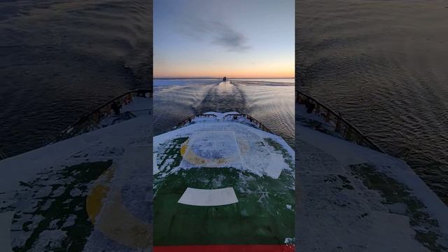 Practicing Hockey on Swedish Icebreaker Ship || ViralHog смотреть онлайн