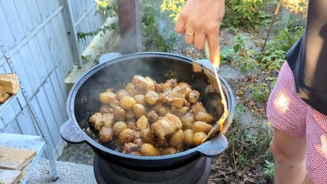 Готовим сочные ребра с картошкой в казане смотреть онлайн