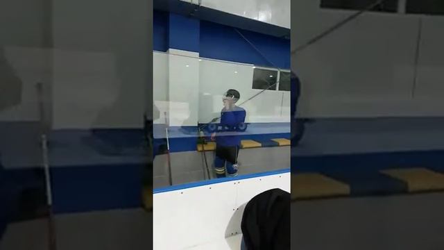 Хоккейный клуб "Алмаз". Алматы. Выход команды на тренировку с веселым настроением! смотреть онлайн