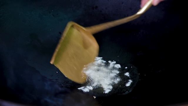 一家人的晚餐，看看媳婦準備啥好吃的，看著有食欲 | Fried beans with sauerkraut, the family had a good meal смотреть онлайн