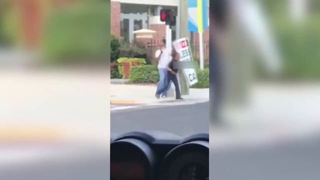 Fists fly over race-baiting sign in Tampa смотреть онлайн