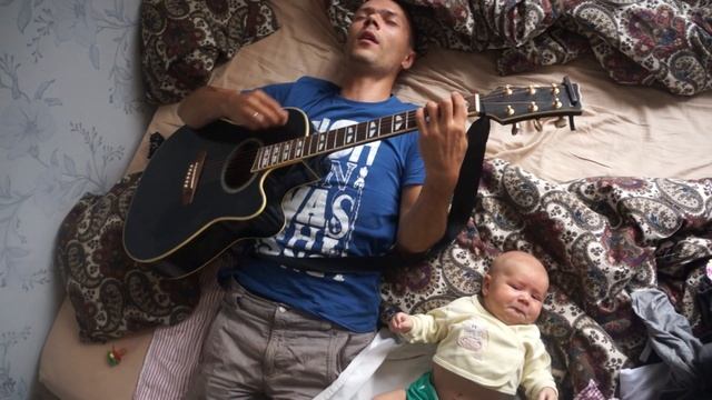 Новорожденный плачет под гитару. Newborn baby crying listening sad song смотреть онлайн