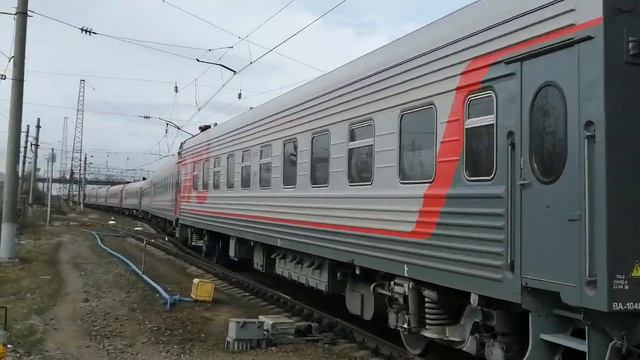 Опоздавший на два часа, из-за разрушения моста на реке Кола, п. №21, прибывает на станцию Апатиты!! смотреть онлайн