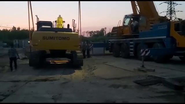 Кран Liebherr LTM 1090 при подъёме экскаватора смотреть онлайн