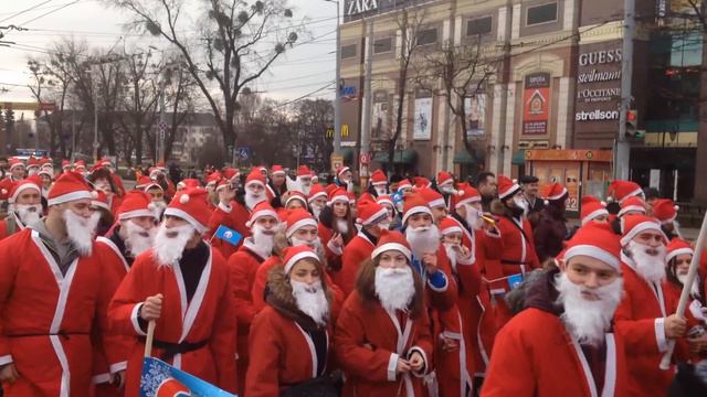 Парад Дедов Морозов в Калининграде смотреть онлайн