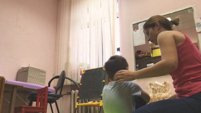 Фрагмент занятия с ребёнком с моторной алалией. Двигательная нейрокоррекция. МЗО. смотреть онлайн