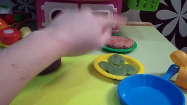 Играем пластилином плей до.Играемся детской кухней. Кухня маленькой хозяюшки. смотреть онлайн