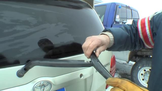 How to change a rear windshield wiper on a Toyota смотреть онлайн