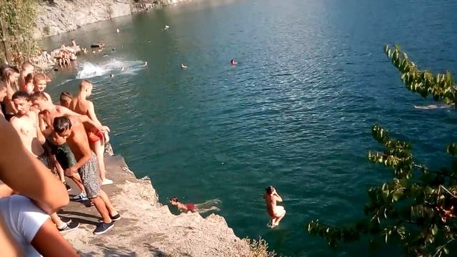 Есть красивые места в Кривом Роге. Озеро гранитного карьера на Заречном. смотреть онлайн