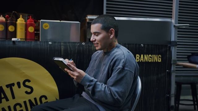 Sketching a stranger’s portrait realistically while hearing their life story | Ben смотреть онлайн