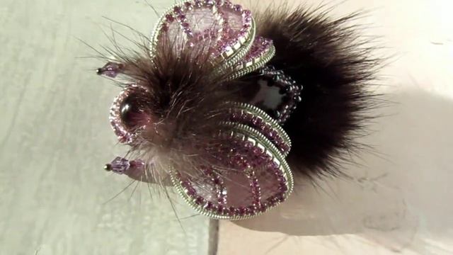 Брошь Жук из бисера , кабошона и натурального меха смотреть онлайн