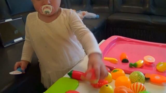 CRAZY PIZZA игрушечные фрукты и овощи на липучках - Amina режет овощи, готовит супер пиццу! смотреть онлайн