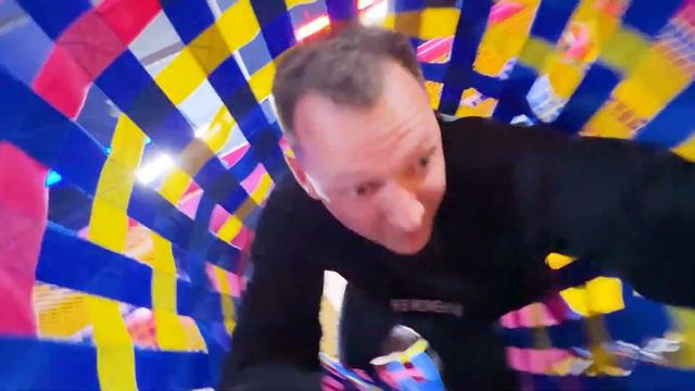 МАЛЬЧИКИ против ДЕВОЧЕК в ПАРКЕ РАЗВЛЕЧЕНИЙ! Экстремальный челлендж смотреть онлайн