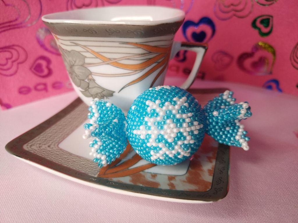 Мастер-класс "Конфетка со снежинками". Мозаичное плетение. Часть 1/3. смотреть онлайн