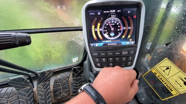 Краткий осмотр кабины экскаватора Hyundai HX220,копаю котлован под будущее рассеивательное поле смотреть онлайн