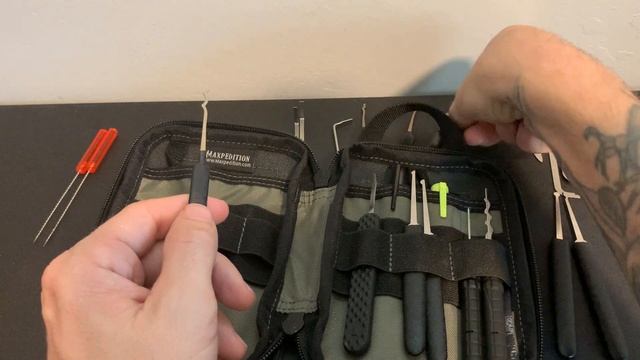 [25] Locksmith 101: My EDC Lock Pick Kit смотреть онлайн