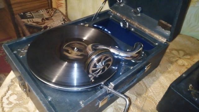 Патефон Н. К. Т. П. завода им. Калинина 1935г и грампластинка для дедушки. смотреть онлайн