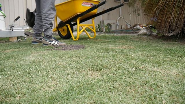 Leveling a Lawn Using Topsoil смотреть онлайн