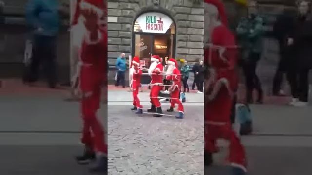 Новогодний танец Санта Клауса смотреть онлайн