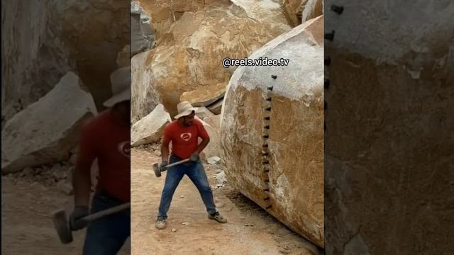Мужчина разбил камень пополам. Интересное видео. Огромный камень. А вы так можете? смотреть онлайн