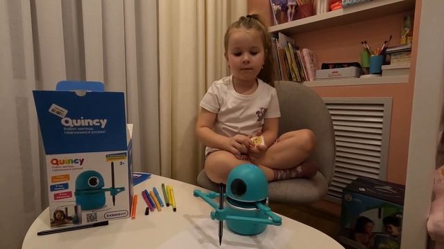 Распаковка робота умеещего рисовать Quincy