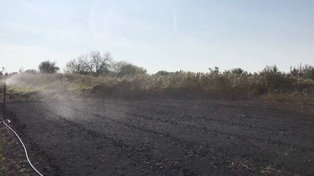 Спринклер в работе, полив перед посадкой смотреть онлайн