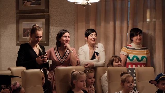 ОГОНЬ В РЕСТОРАНЕ! НЕСЧАСТНЫЙ ЧЕЛОВЕК! Новогодние чудеса и магия! смотреть онлайн