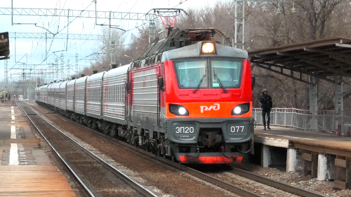 ЭП20-077 с фирменным поездом "Премиум" Москва — Новороссийск следует через о.п. Москворецкая смотреть онлайн