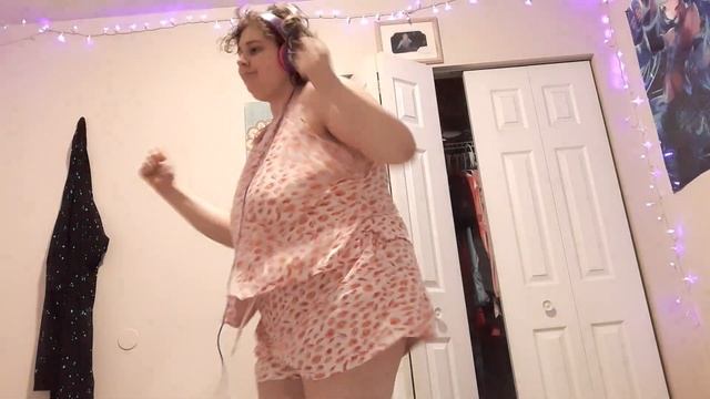 Doing the Crash Bandicoot victory dance смотреть онлайн