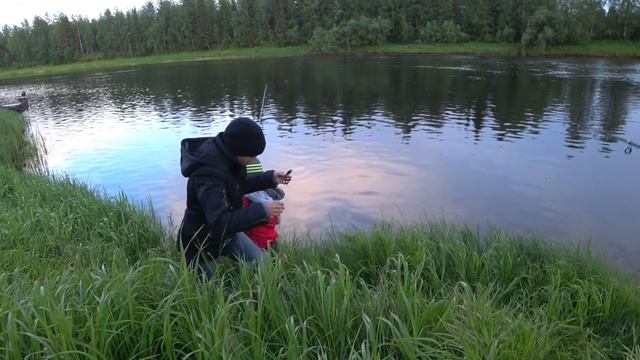 РЫБАЛКА С СЕМЬЁЙ / ВЕЧЕРНИЙ ОТДЫХ С УДОЧКОЙ / ЕЗДИМ НА ДЕРЕВЯННОЙ ЛОДКЕ. смотреть онлайн