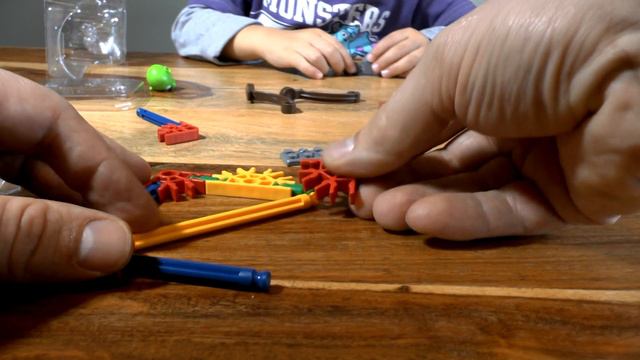Angry Birds Space K'NEX !! Fire Bomb Bird Vs Small Minion Pig !!! FUN Toys смотреть онлайн