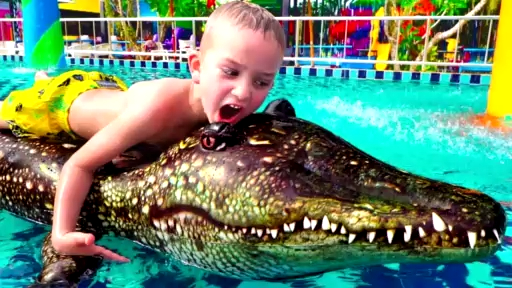 Забавные дети и гигантский крокодил! Джонни Джонни да папа песни потешки для детей смотреть онлайн