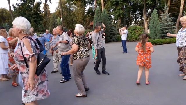 ПУСТЬ СДОХНУТ ТЕ, КТО НАС НЕ ЗАХОТЕЛ!??/ВЕСЁЛЫЕ ТАНЦЫ В ПАРКЕ ГОРЬКОГО ХАРЬКОВ АВГУСТ 2021 смотреть онлайн