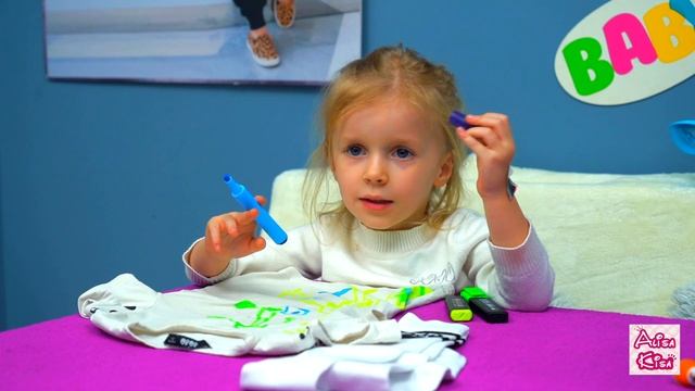 3 МАРКЕРА ЧЕЛЛЕНДЖ на ФУТБОЛКАХ. Рисуем с сестрой | Alisa Kisa смотреть онлайн