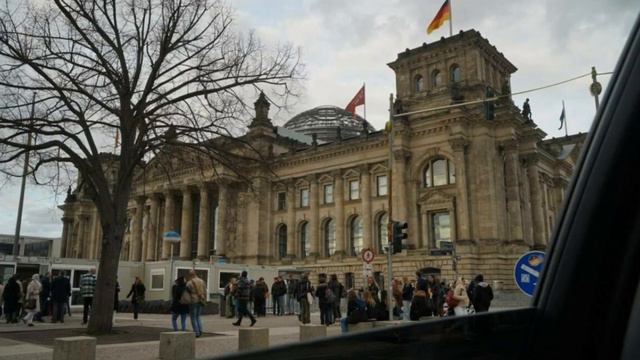 Немецкий политолог рассказал, кто мог водрузить знамя Победы над Рейхстагом #новости смотреть онлайн