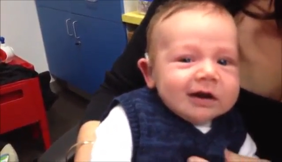 Малыш впервые слышит смотреть онлайн