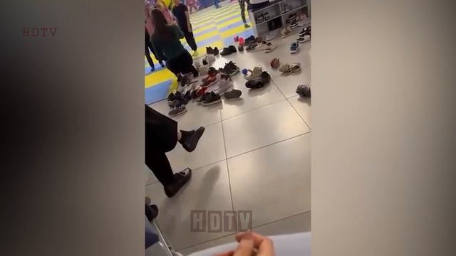 Украинские беженцы потребовали убрать резиновое покрытие желто синего цвета с пола детского центра. смотреть онлайн