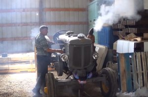 Запуск одноцилиндрового 8-ми литрового нефтяного двигателя на тракторе landindi 1933 года + поездка