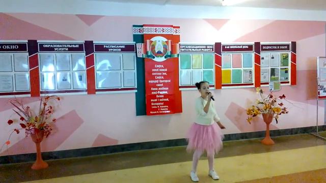 Я пою ( Юлька поёт в школе) смотреть онлайн
