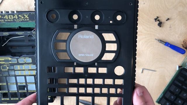 Замена пэдов на Roland SP404SX смотреть онлайн