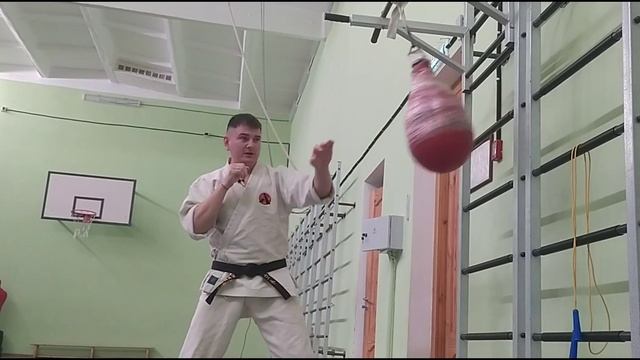 ПРЯМОЙ УДАР В КАРАТЕ, ЛЕГЕНДАРНЫЙ ЦУКИ. КАК БИТЬ, КАК РАБОТАЮТ БЕДРА В УДАРЕ, ПОЧЕМУ КАРАТЕ НЕ ХУЖЕ смотреть онлайн