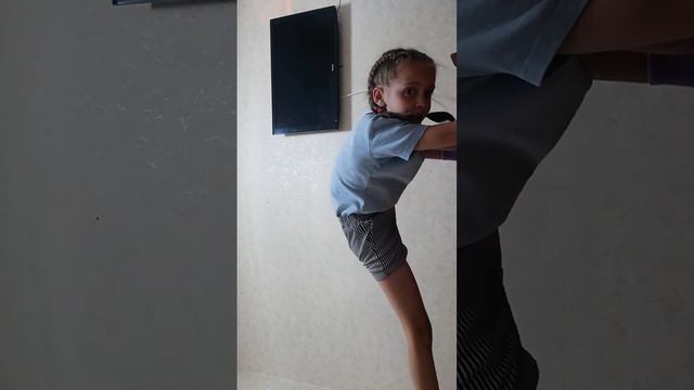 Вы не просили ,а я сделала,тутор на колесо без одной руки и на шпагат смотреть онлайн