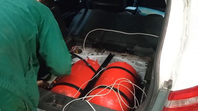 Установка ГБО. Метановые баллоны в нишу для запасного колеса. смотреть онлайн