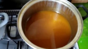 Красим пасхальные яйца куркумой и чаем каркаде