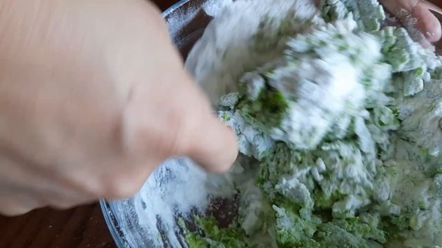 ИЗУМРУДНЫЕ ОЛАДЬИ - МОТИ из зеленого горошка с сыром.완두콩치즈떡 MOСHI смотреть онлайн