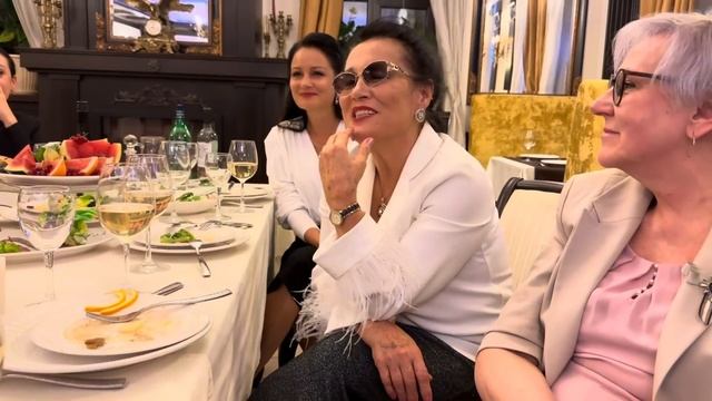 Наряжаемся с мамой на праздник. День рождения длиною в три дня. Песни, танцы, опера смотреть онлайн
