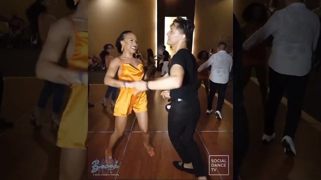 Salsa Social Dancing Nery Garcia & Scarlett. смотреть онлайн