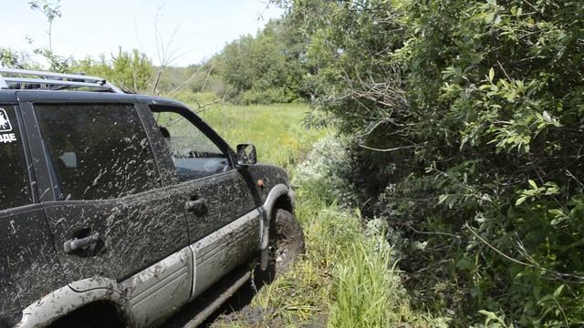 Nissan Terrano 2 в зеленом болоте. смотреть онлайн