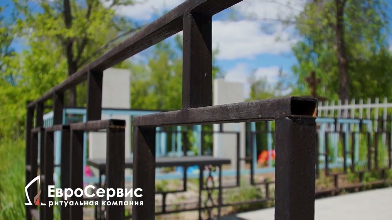 Гранитный памятник с керамических портретом, укладка плитки, лавочка из террасной доски смотреть онлайн