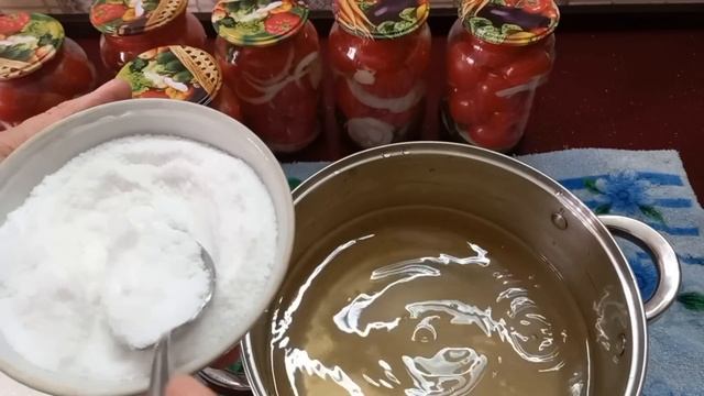 Мариновані помідори кусочками з цибулею і олією. Получаються як салат. смотреть онлайн